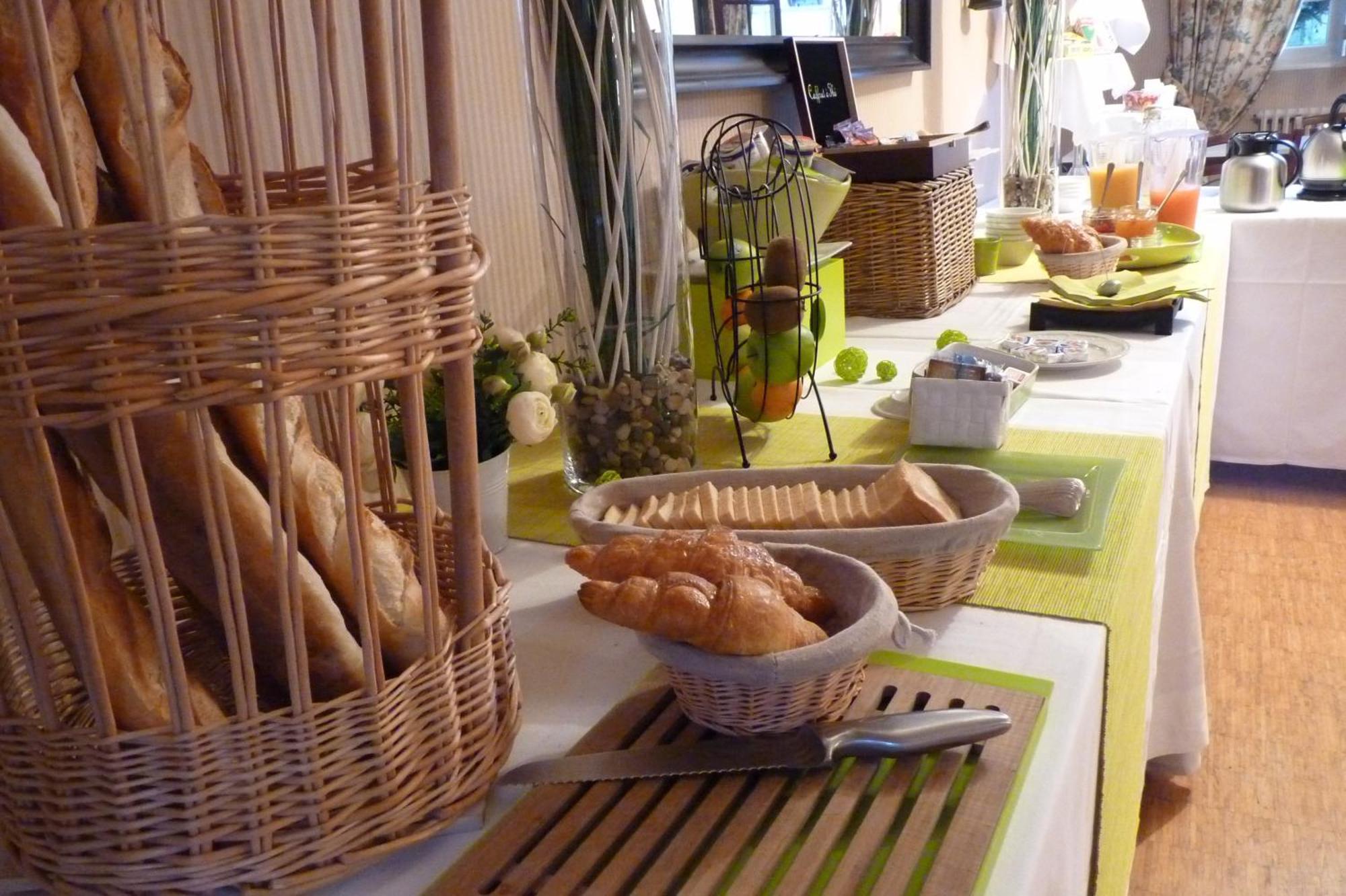 Hotel-Restaurant La P'Tite Auberge Lillebonne Eksteriør bilde