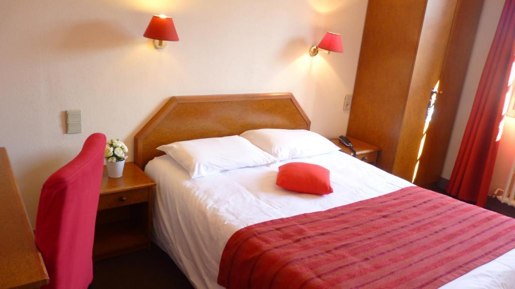 Hotel-Restaurant La P'Tite Auberge Lillebonne Rom bilde