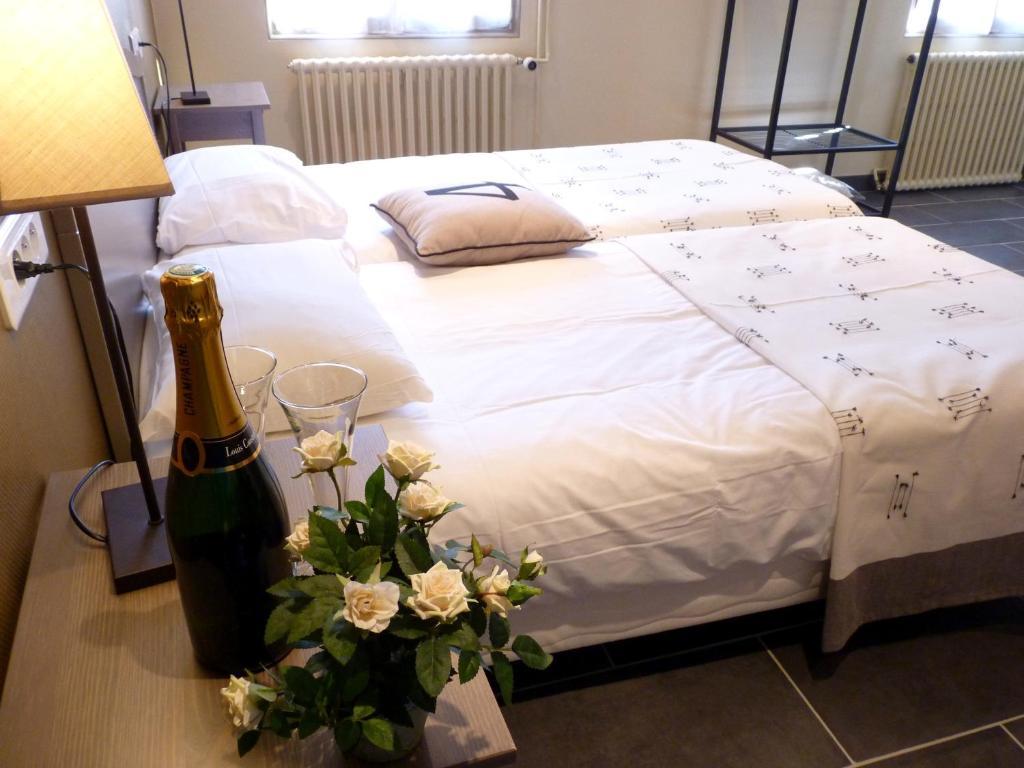 Hotel-Restaurant La P'Tite Auberge Lillebonne Rom bilde